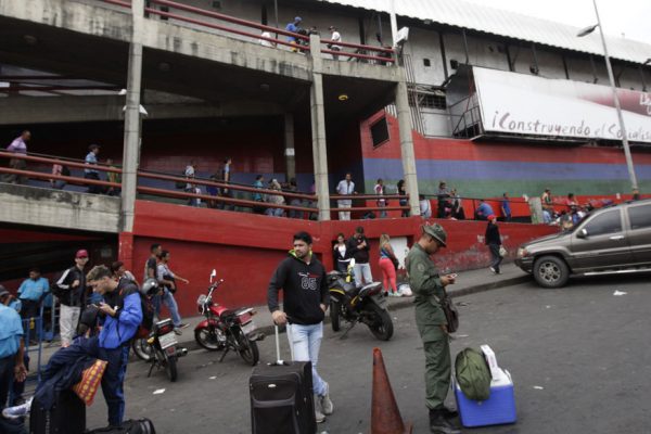 Gobierno de Maduro anuncia cierre de terminales y rutas interurbanas desde el #4Ene