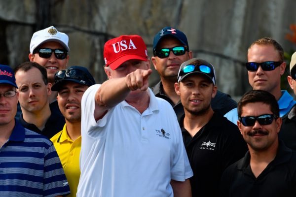 Golf, tuits y política, así son las vacaciones de Trump en Florida