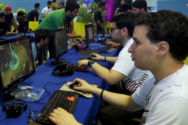 Bloomberg: Venezolanos usan videojuegos para sobrevivir