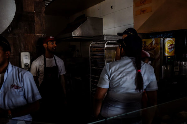 Venezolanos arrancan la semana con rezagos tras fallas eléctricas