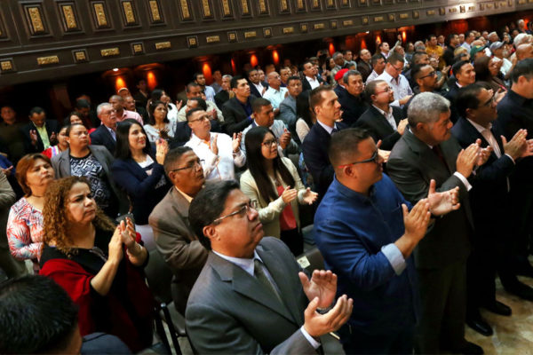 Constituyente levanta inmunidad a siete diputados por apoyar alzamiento militar 