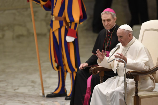 Papa asegura que «traidores» impiden sus reformas en el Vaticano
