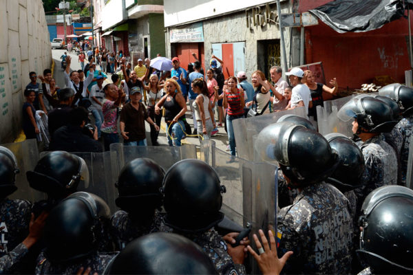 Continúan las protestas por falta de comida, gas y agua