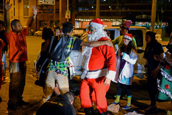 «¡Danos comida!», gritan a Santa en las calles de Caracas