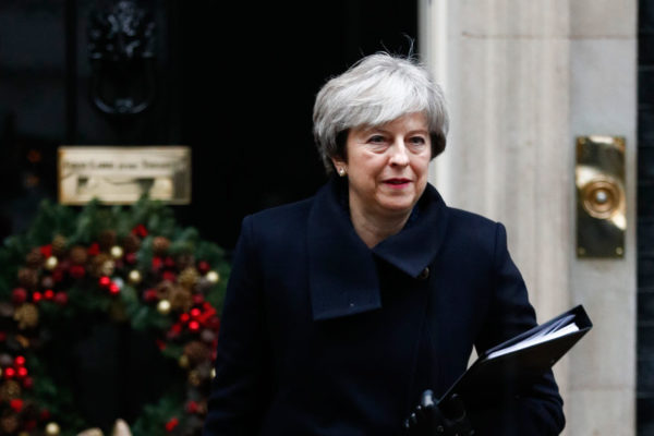 Theresa May pide apoyo para reabrir la negociación del Brexit con la UE