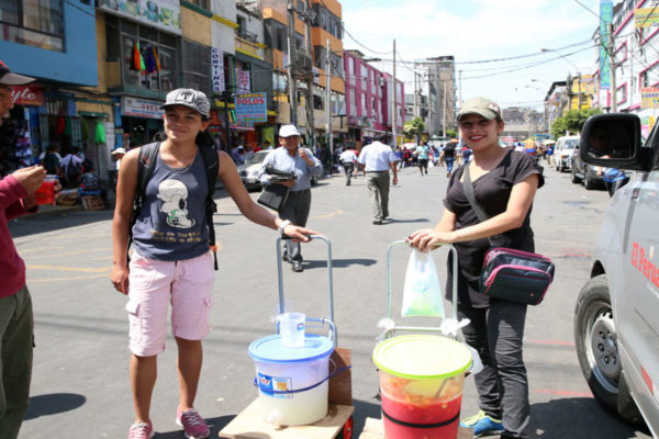 Reuters: Venezolanos venden de puerta en puerta en Colombia buscando paliar crisis