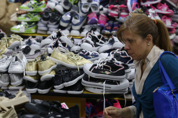 Gobierno distribuirá en las misiones 10 millones de pares de zapatos de producción local