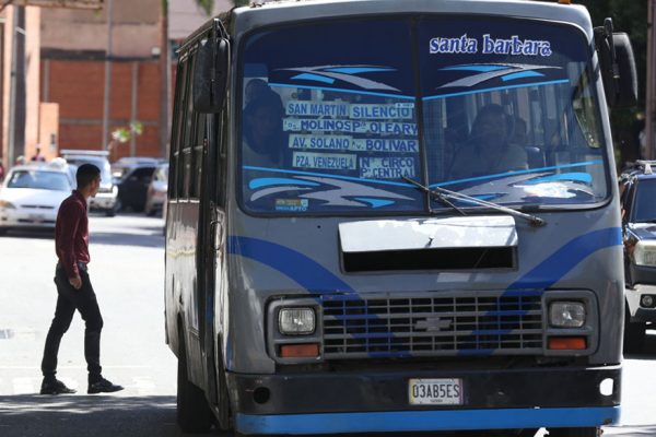 Venezolanos abandonan empleos por crisis del transporte público