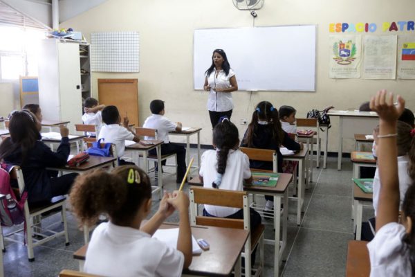 «La profesión docente ha estado bastante disminuida»: Jáuregui afirma que «es imposible que se trabaje» por US$5 al mes