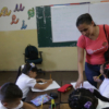 Niños y maestros abandonan colegios tras paquetazo de Maduro