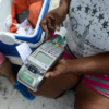 No hay billetes, pero sobra ingenio en las playas de Venezuela