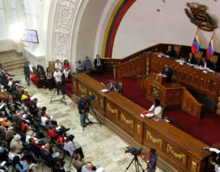 Gobierno presenta otro presupuesto incompleto y deficitario