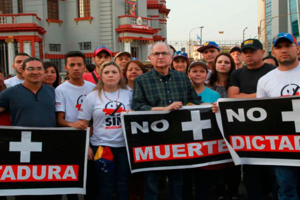 Venezolanos protestaron contra Maduro ante embajada en Lima