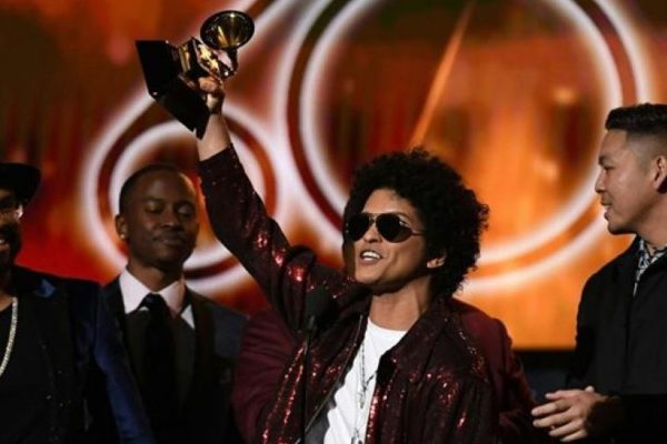 Bruno Mars se queda con los principales premios Grammy