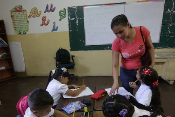 Niños y maestros abandonan colegios tras paquetazo de Maduro