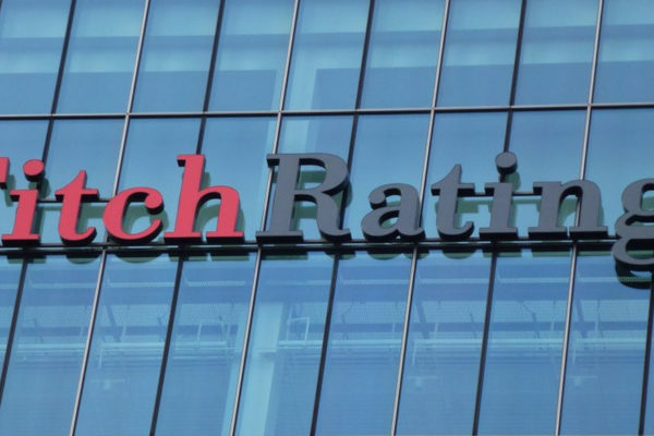 Fitch degrada nota de deuda Argentina y advierte riesgo de default