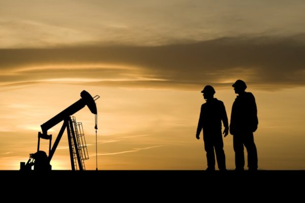 Precios petroleros abren con alza tras descenso en las reservas de crudo de EEUU