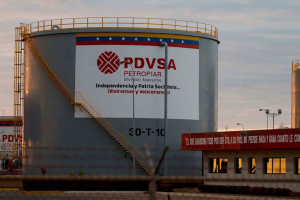 Petrolera Chevron evalúa irse de Venezuela, según WSJ
