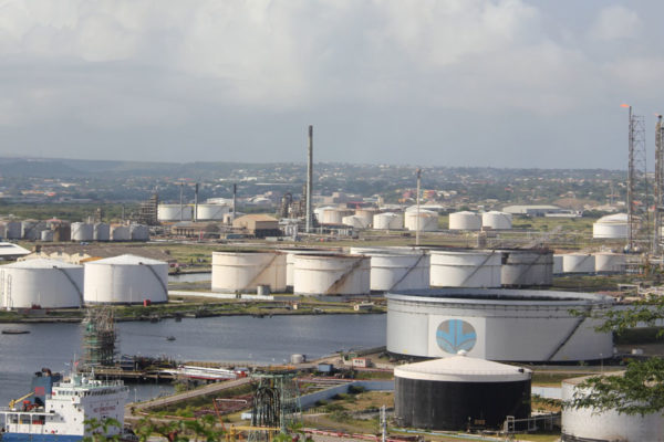 Curazao busca sustituto de Pdvsa para operar refinería