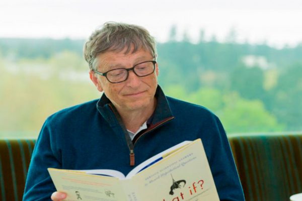 Bill Gates presenta novedosa poceta que funciona sin agua