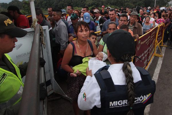 Éxodo de venezolanos hacia Colombia desafía controles reforzados