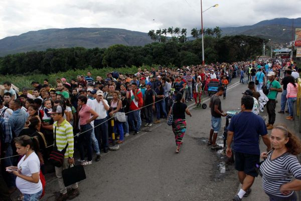 Escépticos frente a las elecciones, venezolanos cruzan la frontera