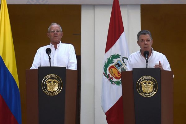 Santos y Kuczynski piden a Maduro abrir canal humanitario