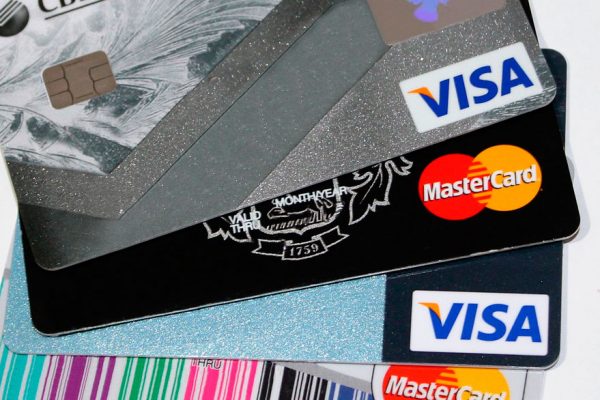 Banca debe dejar de operar con Visa y Mastercard antes de enero de 2020
