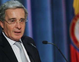Expresidente colombiano Álvaro Uribe recobra libertad por orden de jueza
