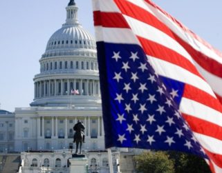 Propuesta de ayuda económica de la Casa Blanca incluye cheques de US$600, según senador
