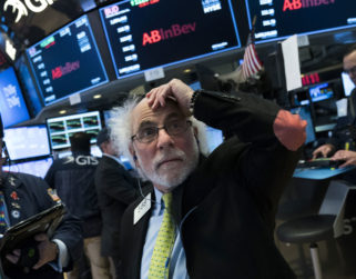 Wall Street arranca 2021 con pérdidas por agravamiento de la pandemia