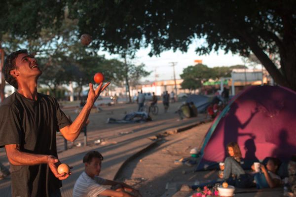 Brasil construye albergues para migrantes venezolanos