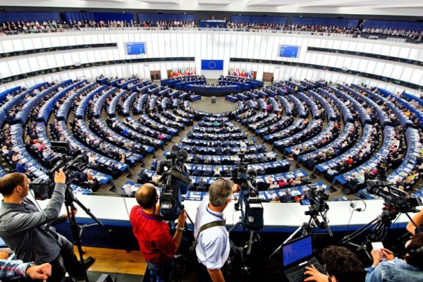 Parlamento Europeo aprobó ampliar sanciones a Maduro