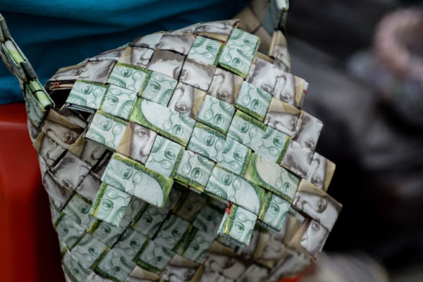Devaluados billetes venezolanos, piezas de manualidades callejeras