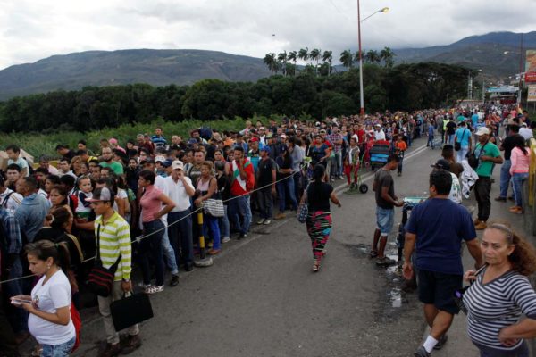 Perú anunció que Venezuela repatriará a un centenar de connacionales