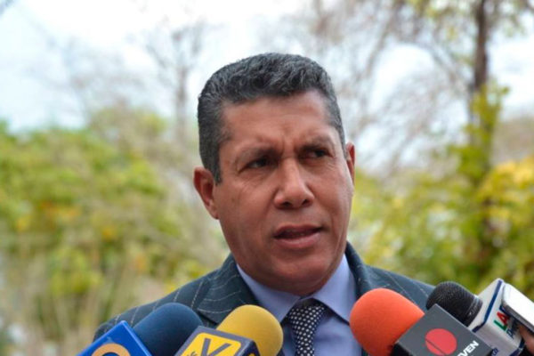 Henri Falcón cede su candidatura en las parlamentarias para regresar a la Gobernación de Lara