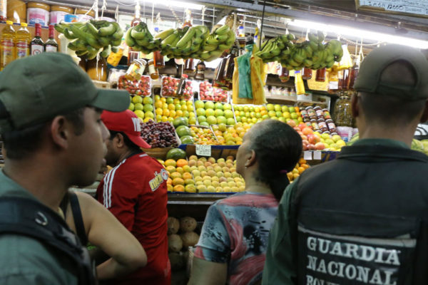 Policía fiscaliza cumplimiento de precios en comercios