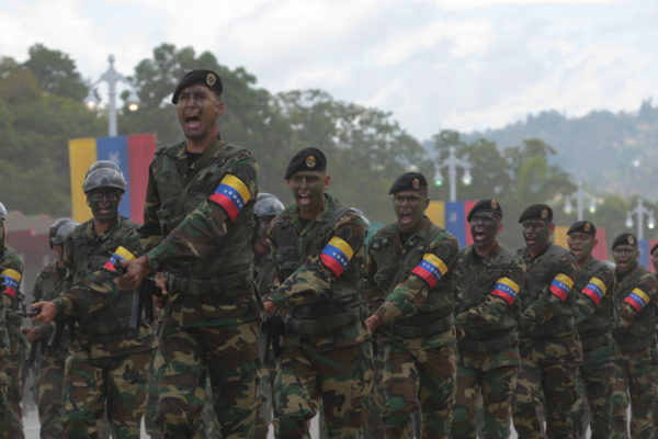 Simpatizantes de la oposición reparten plan de amnistía a militares