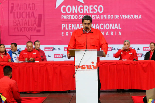 Maduro inscribió su candidatura sin oponentes de peso