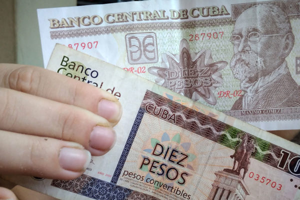 Cuba elimina el impuesto del 10% al dólar en medio de grave crisis económica