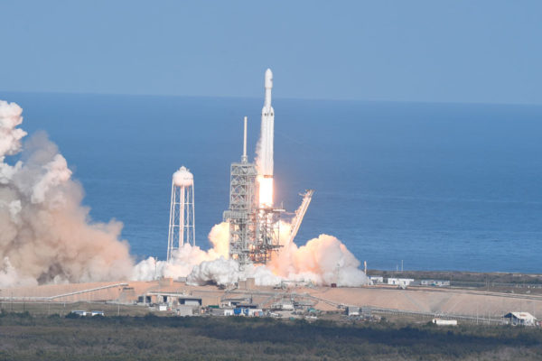 SpaceX lanza el cohete más poderoso del mundo rumbo a Marte