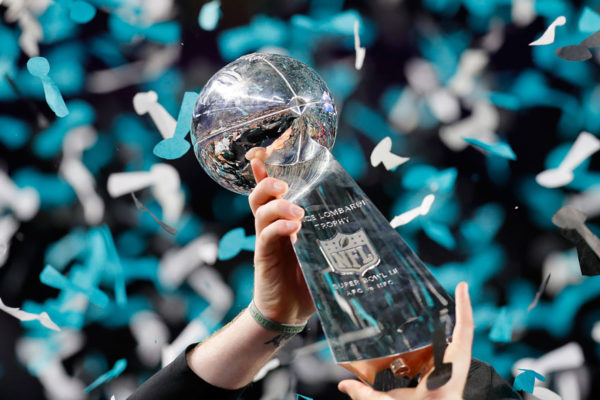 Filadelfia Eagles gana el Super Bowl al destronar a los Patriots