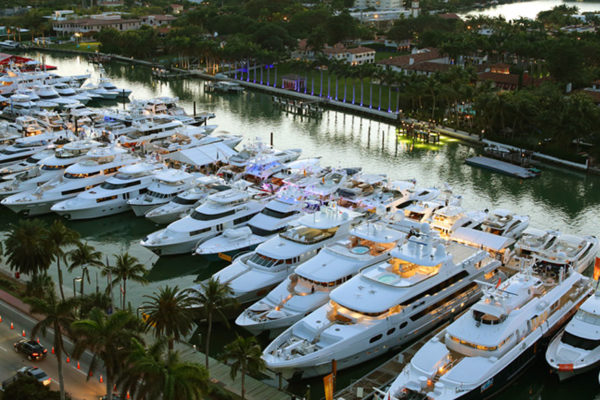 Miami concentra todo el lujo de los yates con drones sumergibles y flyboard