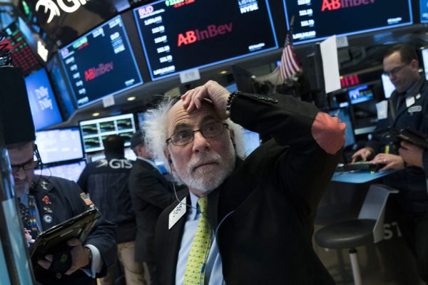 Wall Street volvió a teñirse de rojo en otra sesión agitada