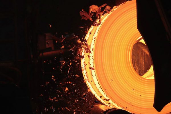 Siderúrgica ArcelorMittal registra segunda pérdida trimestral y ve un panorama peor en Europa