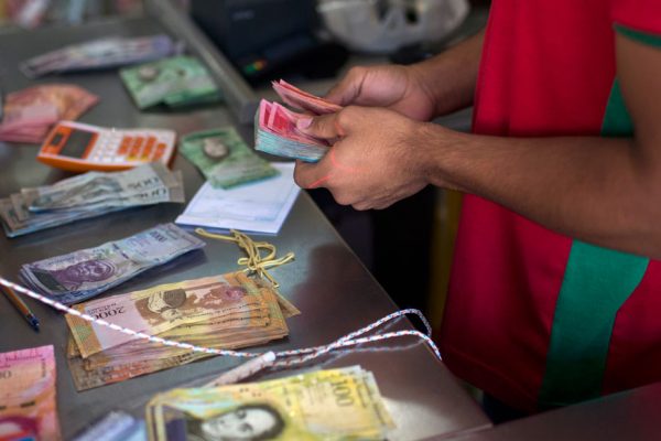 Dólar negro e inflación siguen sin freno en Venezuela