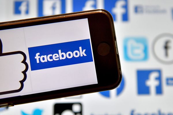 UE y Reino Unido abren investigaciones contra Facebook por uso de datos de publicidad