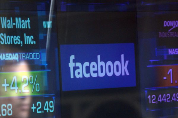 Acciones de Facebook caen tras ampliación de investigación