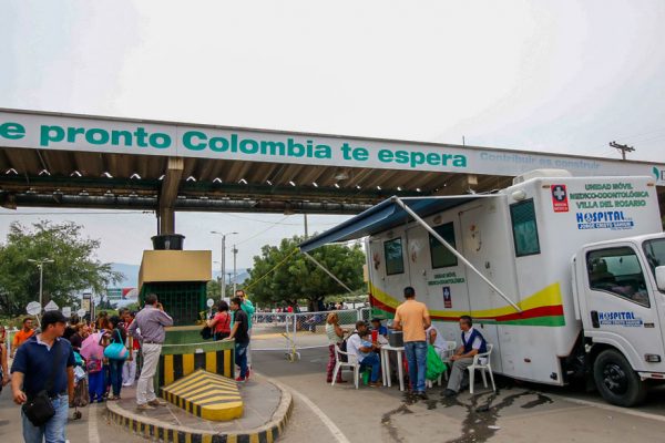 Cascos blancos argentinos atienden a migrantes venezolanos en Cúcuta