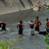 Mineros del río Guaire: vivir de las cloacas de Caracas